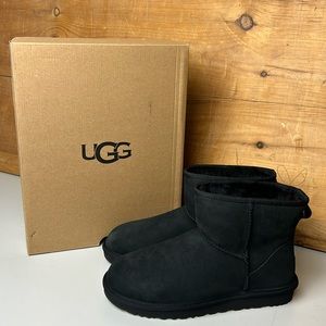 NIB Women’s UGG Classic Mini II Black Ankle Boot Shearling Sheepskin